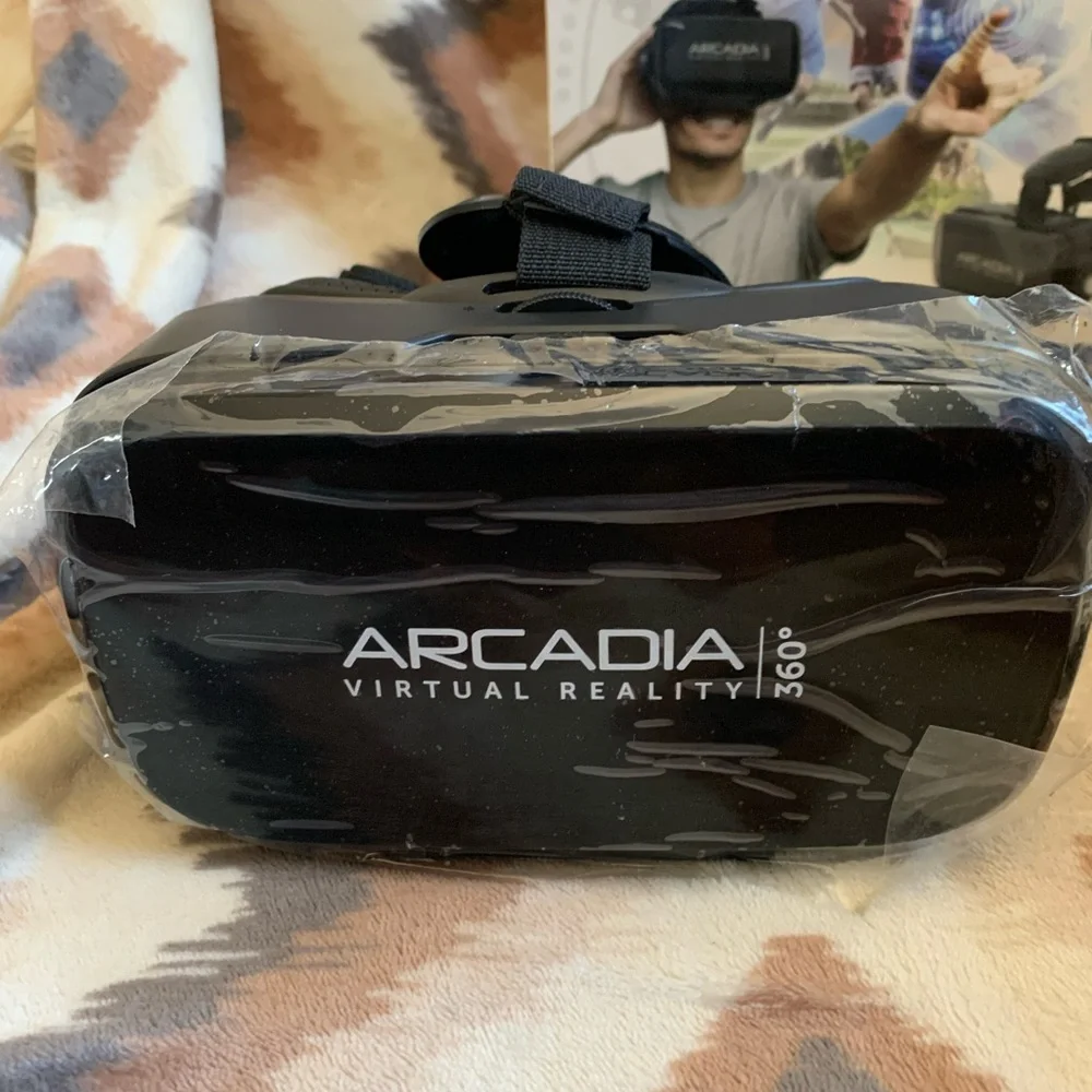 Arcadia Virtual Reality Headset w built in headphones